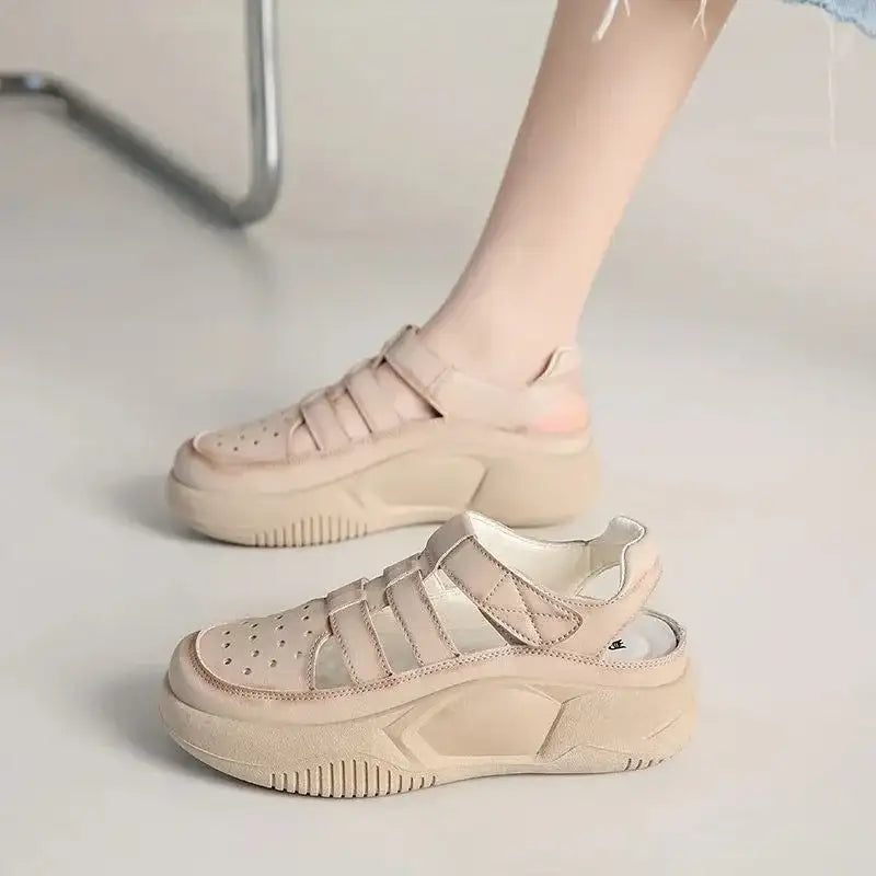 Breathable shoes with hollow holes