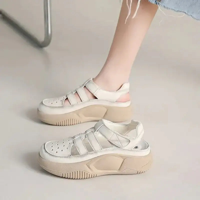 Breathable shoes with hollow holes
