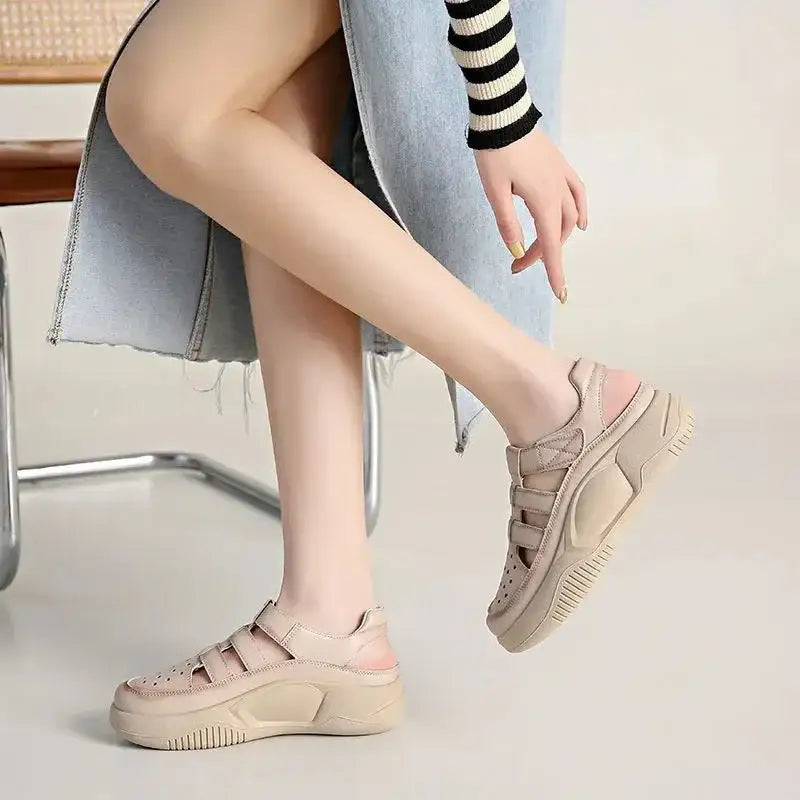 Breathable shoes with hollow holes
