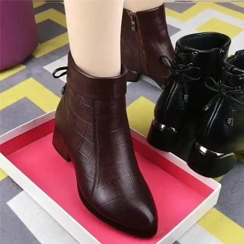 Pointed-toe shoes with a bow for moms