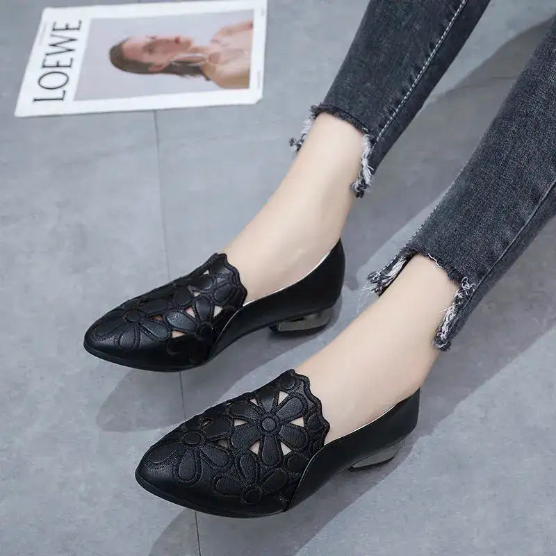 Tacones altos de punta con aberturas