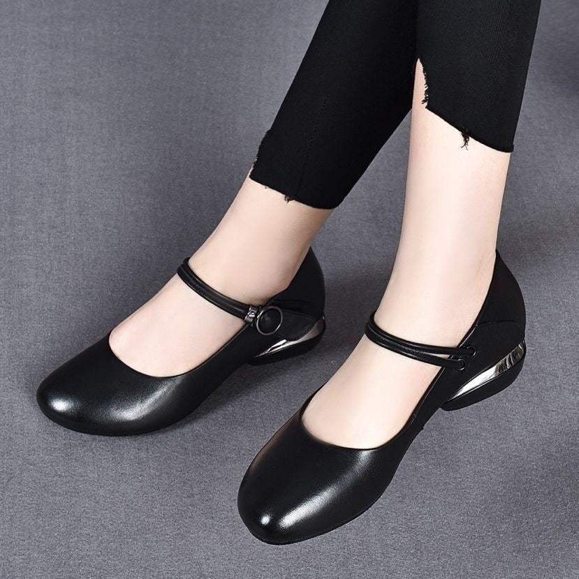 Zapatos de piel sencillos de tacón