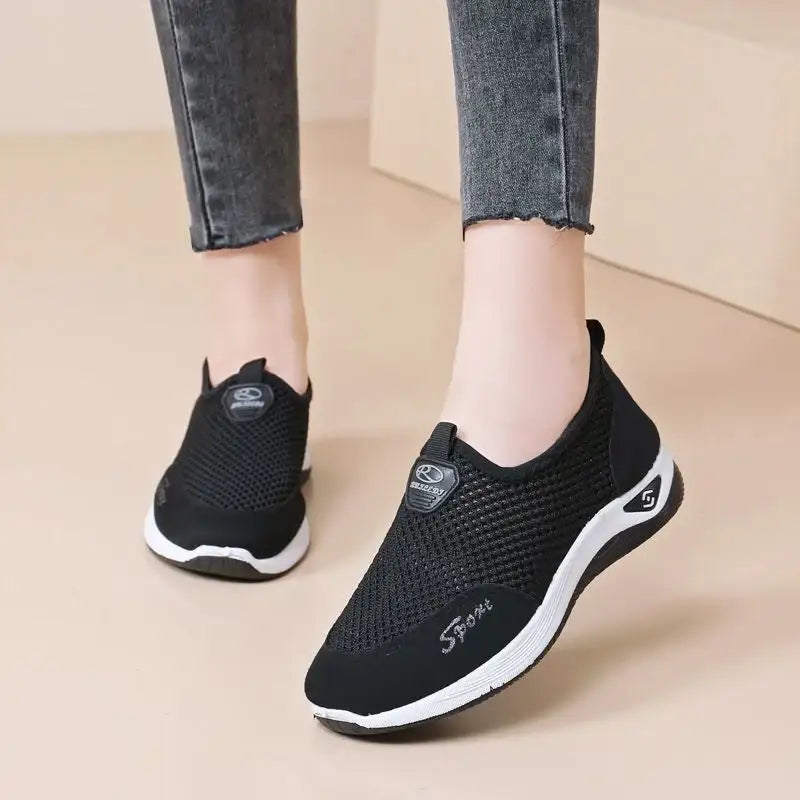 Lightweight sports tennis shoes