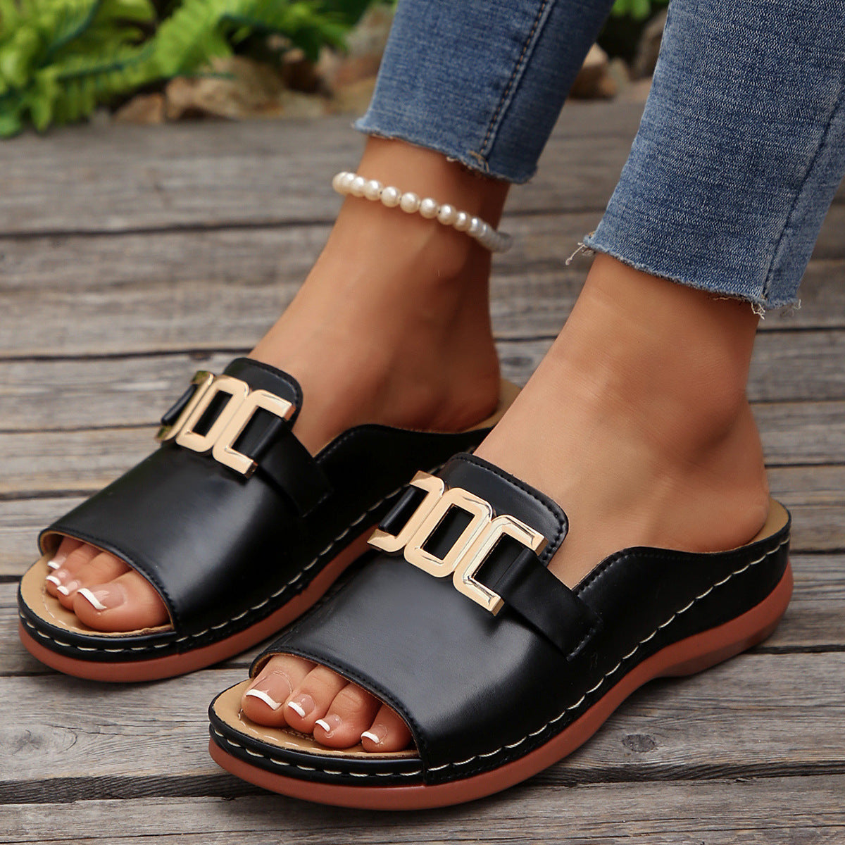Pointed-toe leather slippers