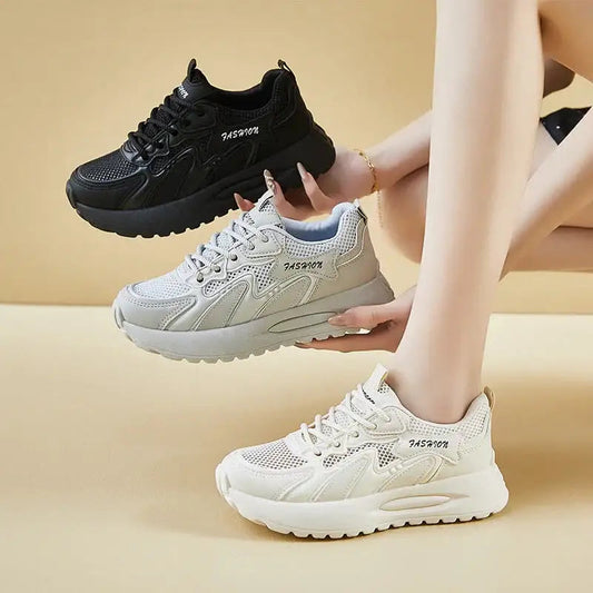 Fashionable mesh running shoes