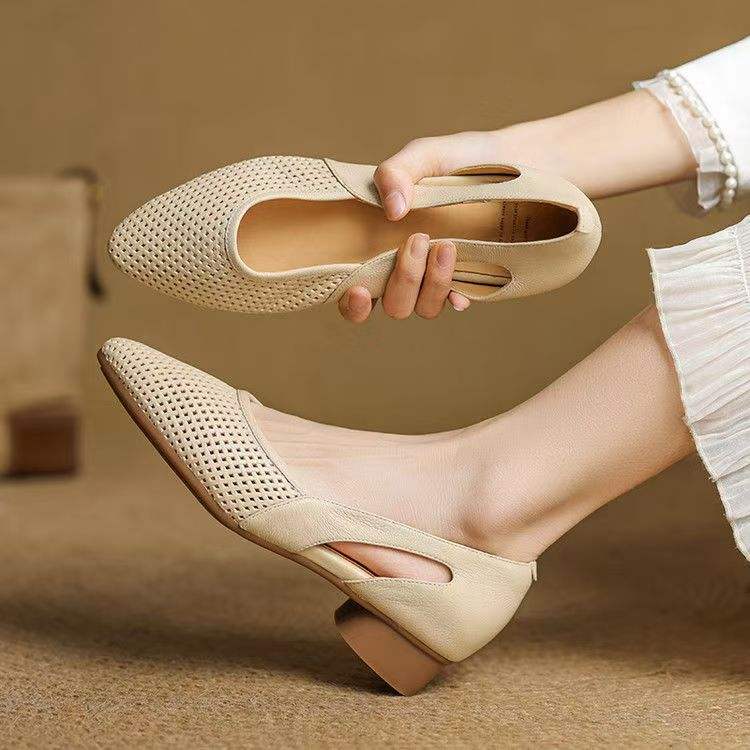Zapatos de cuero huecos con suela