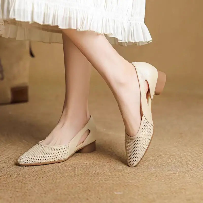 Zapatos de cuero huecos con suela