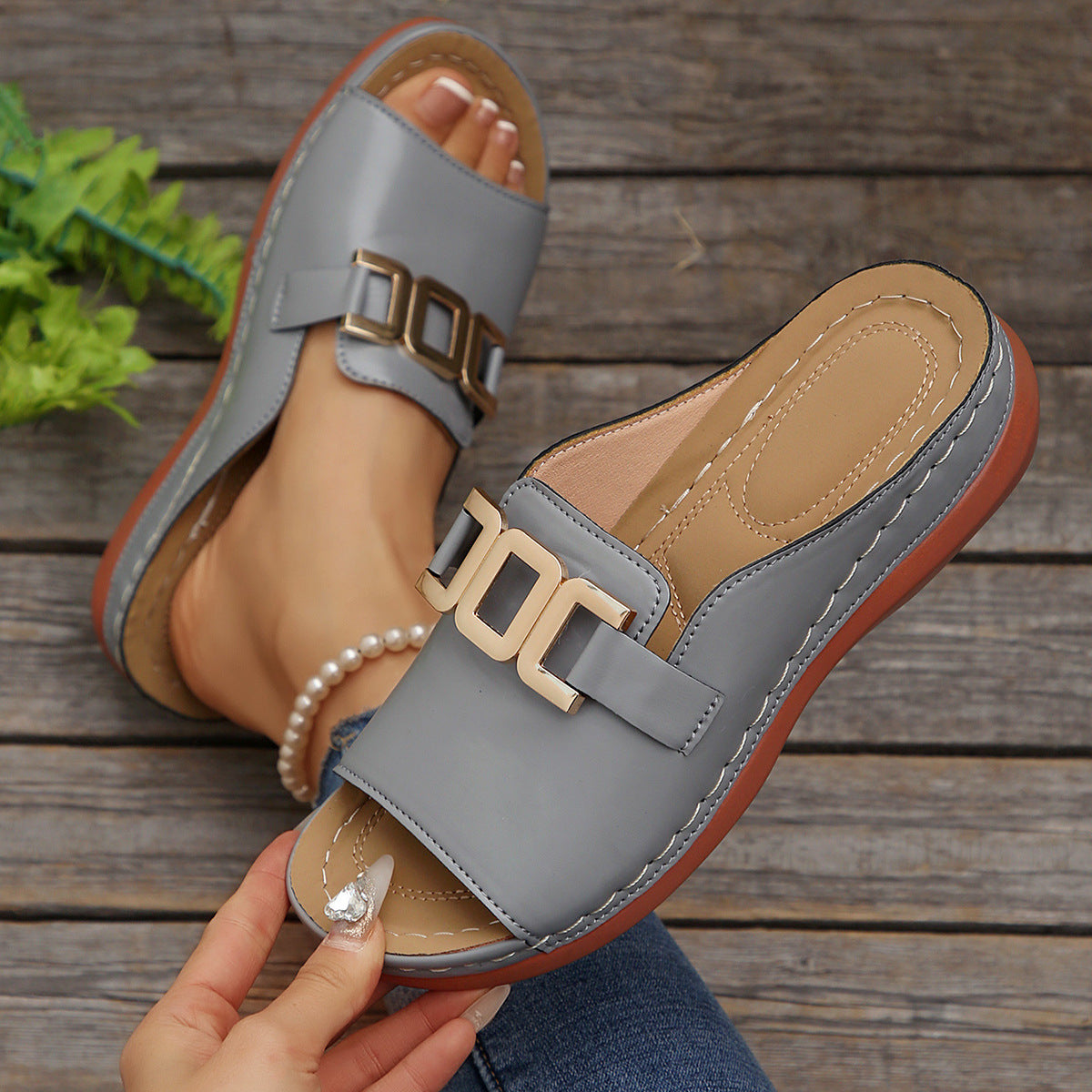 Pointed-toe leather slippers