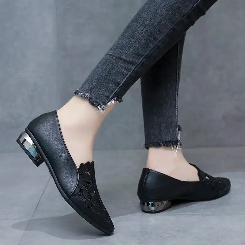 Tacones altos de punta con aberturas