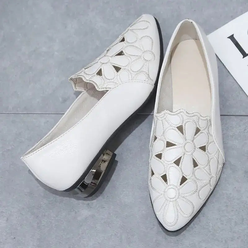 Tacones altos de punta con aberturas