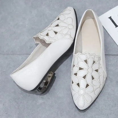 Tacones altos de punta con aberturas