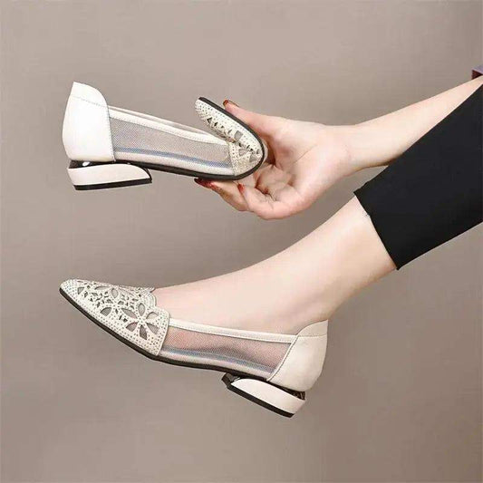 Zapatos huecos en blanco y negro