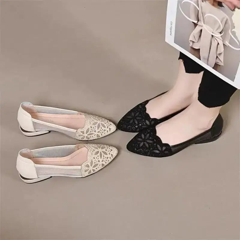 Zapatos huecos en blanco y negro