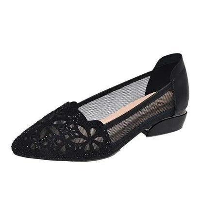 Zapatos huecos en blanco y negro