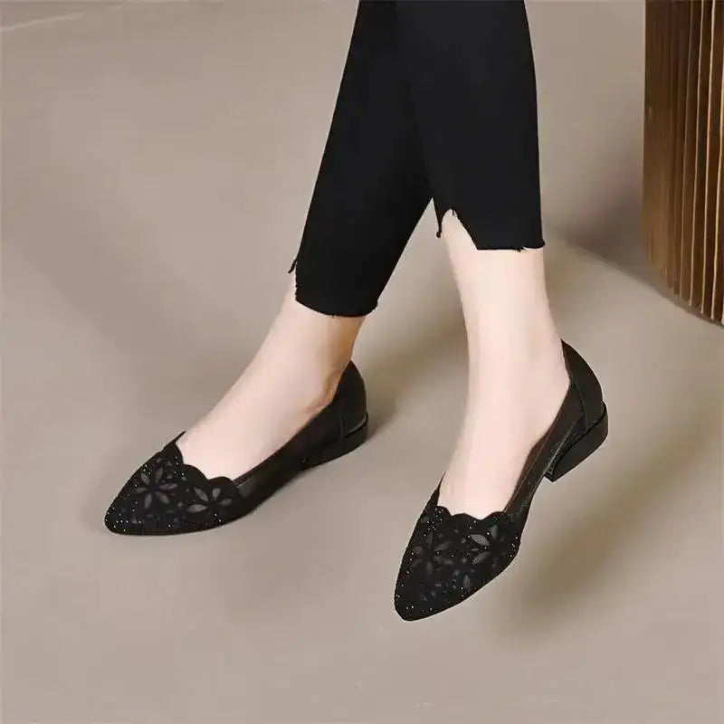 Zapatos huecos en blanco y negro