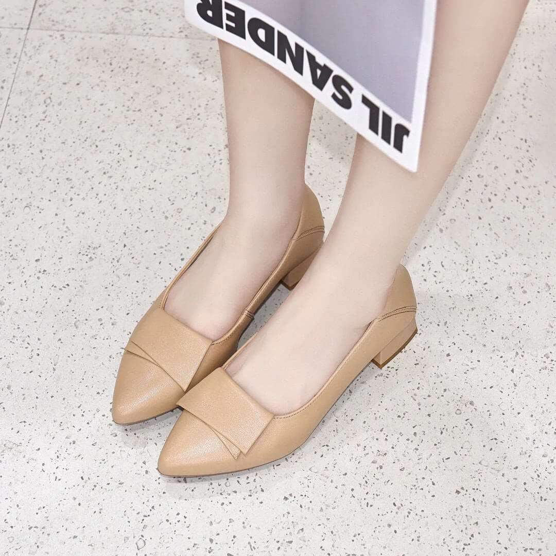 tacones bajos de cuero